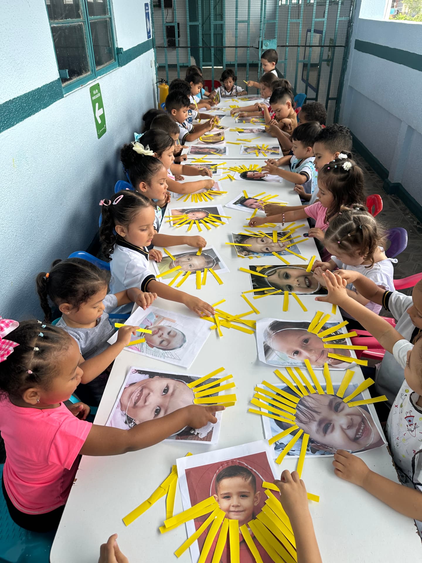 Niñas y niños en el Hogar Infantil Pilatunas durante una actividad artística
